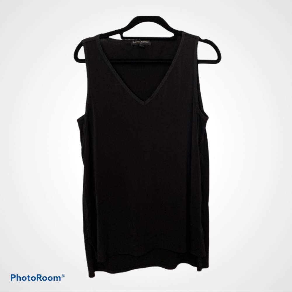4/$20 Banana Republic Black sleeveless Blo…